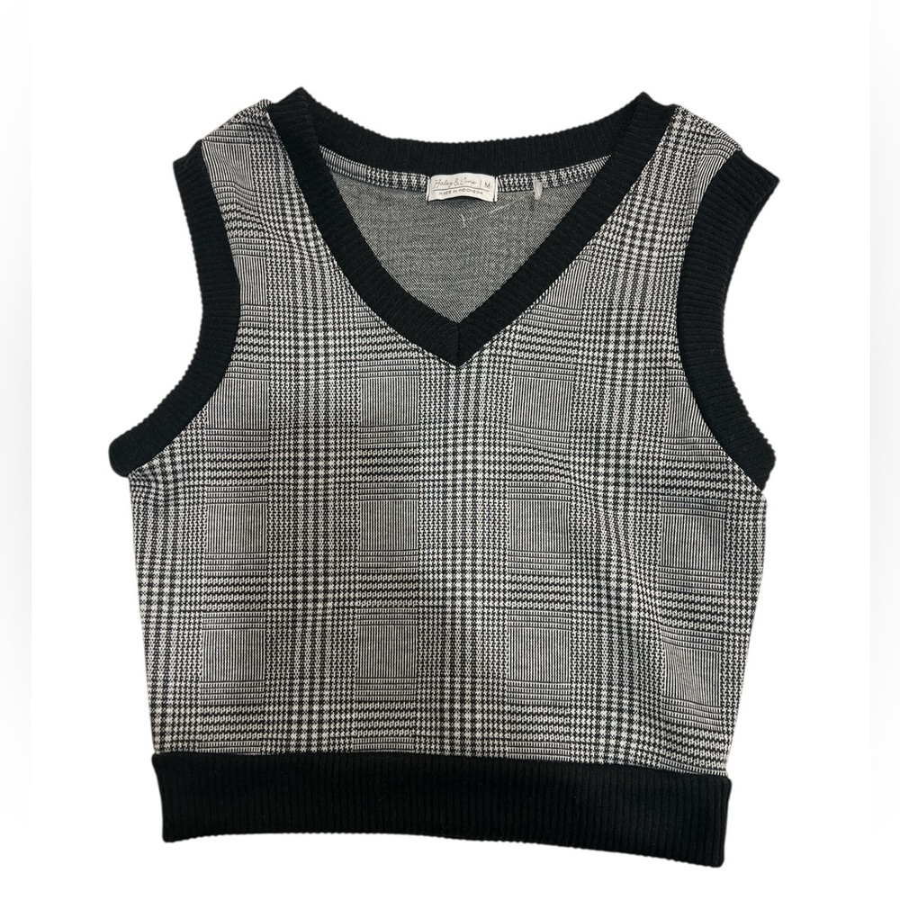 LN Haley and June light sweater vest  juniors size medium M Crop Plaid Black